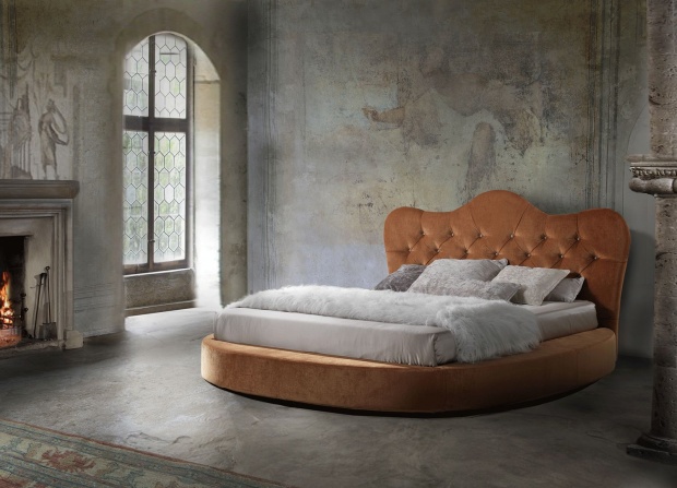 letto rotondo in velluto arancione 